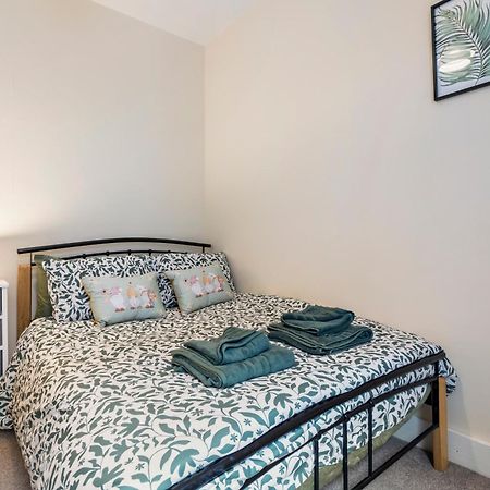 Modern 3 Bedroom Apartment In Wimbeldon Park Лондон Экстерьер фото