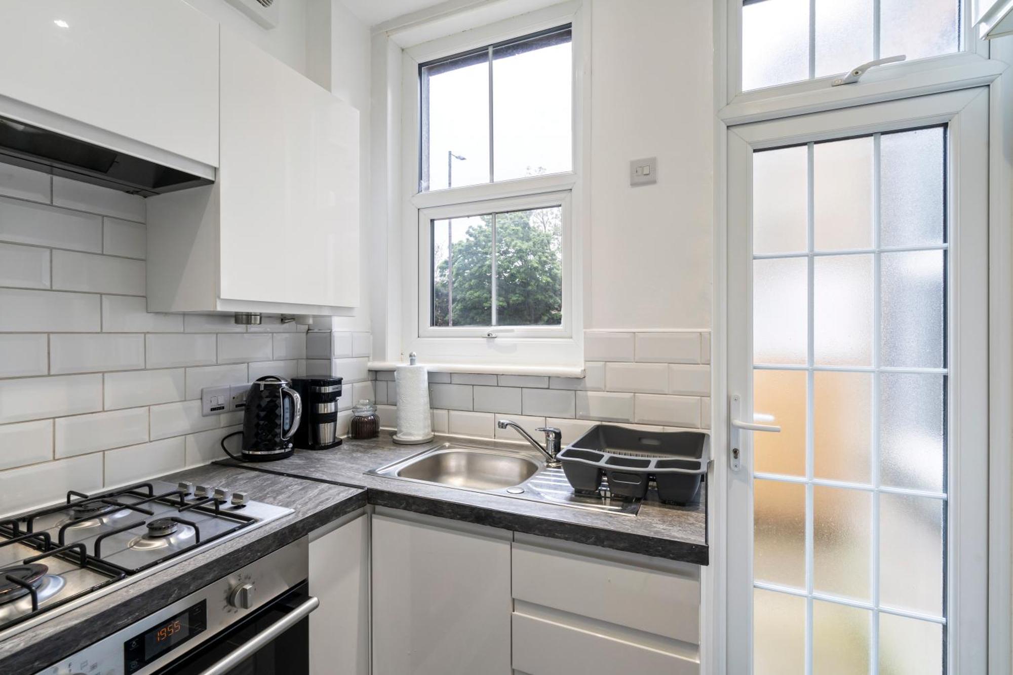 Modern 3 Bedroom Apartment In Wimbeldon Park Лондон Экстерьер фото