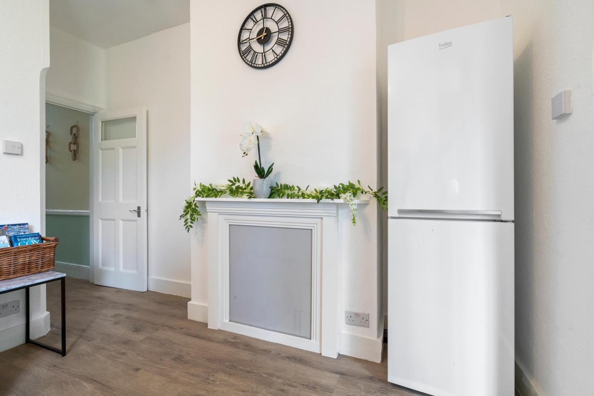 Modern 3 Bedroom Apartment In Wimbeldon Park Лондон Экстерьер фото