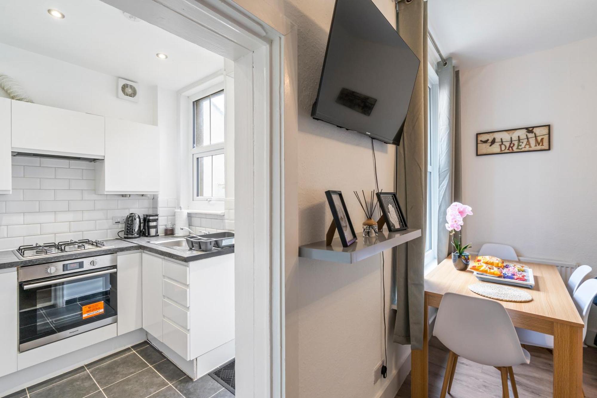Modern 3 Bedroom Apartment In Wimbeldon Park Лондон Экстерьер фото