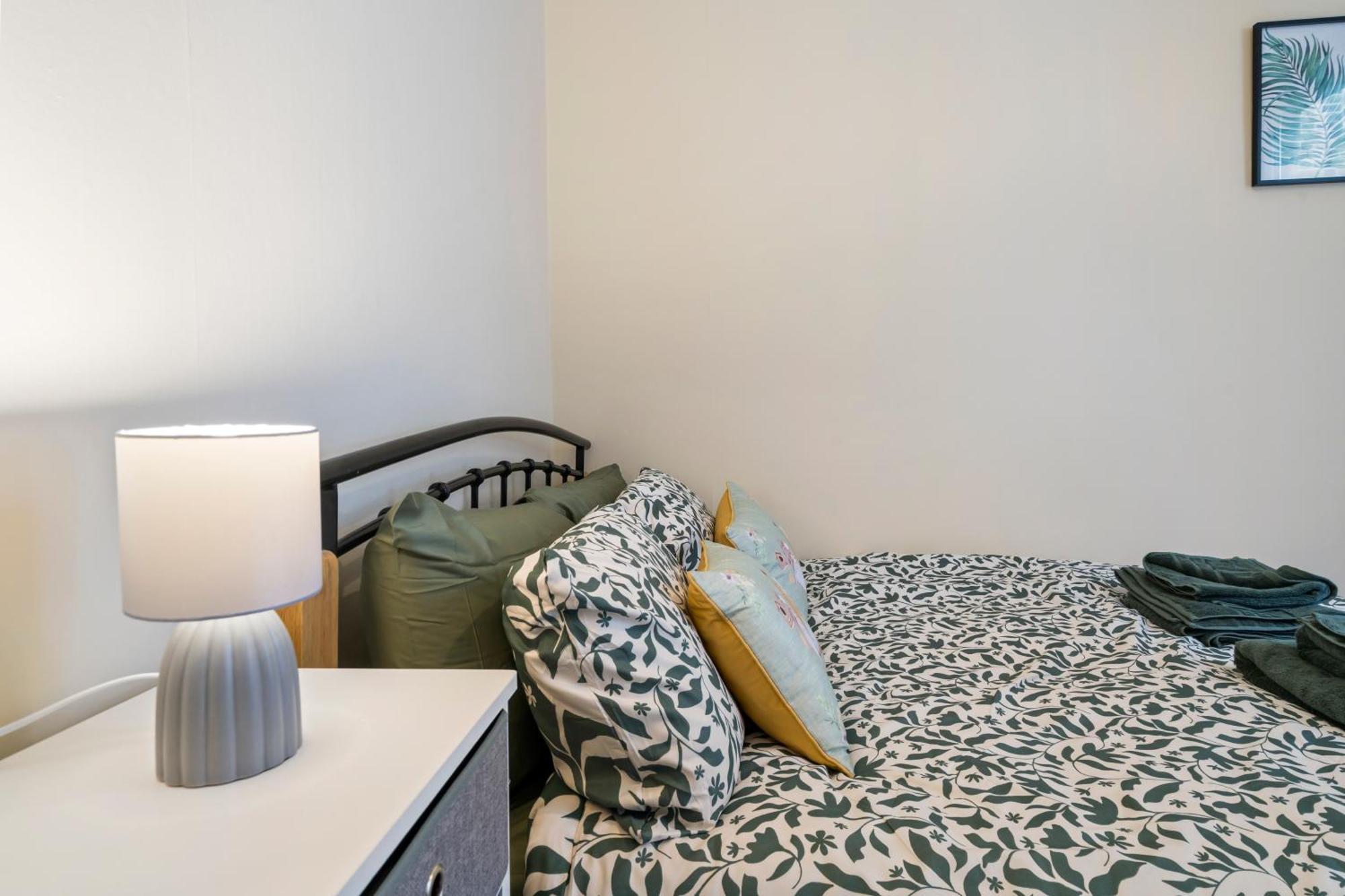 Modern 3 Bedroom Apartment In Wimbeldon Park Лондон Экстерьер фото