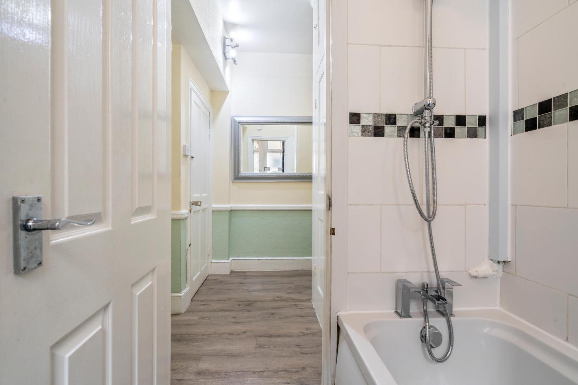Modern 3 Bedroom Apartment In Wimbeldon Park Лондон Экстерьер фото