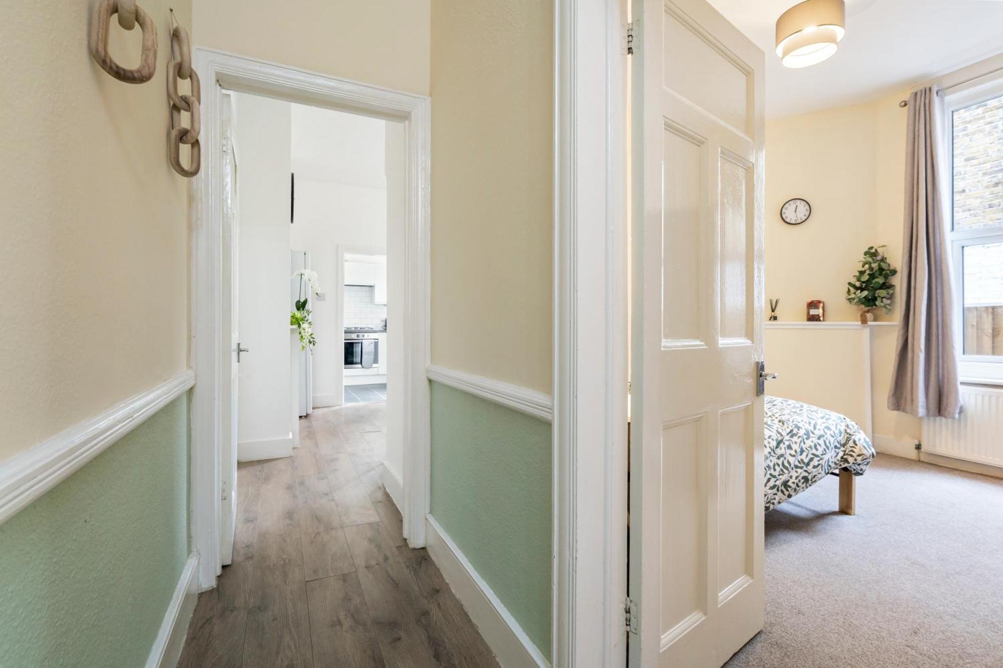 Modern 3 Bedroom Apartment In Wimbeldon Park Лондон Экстерьер фото