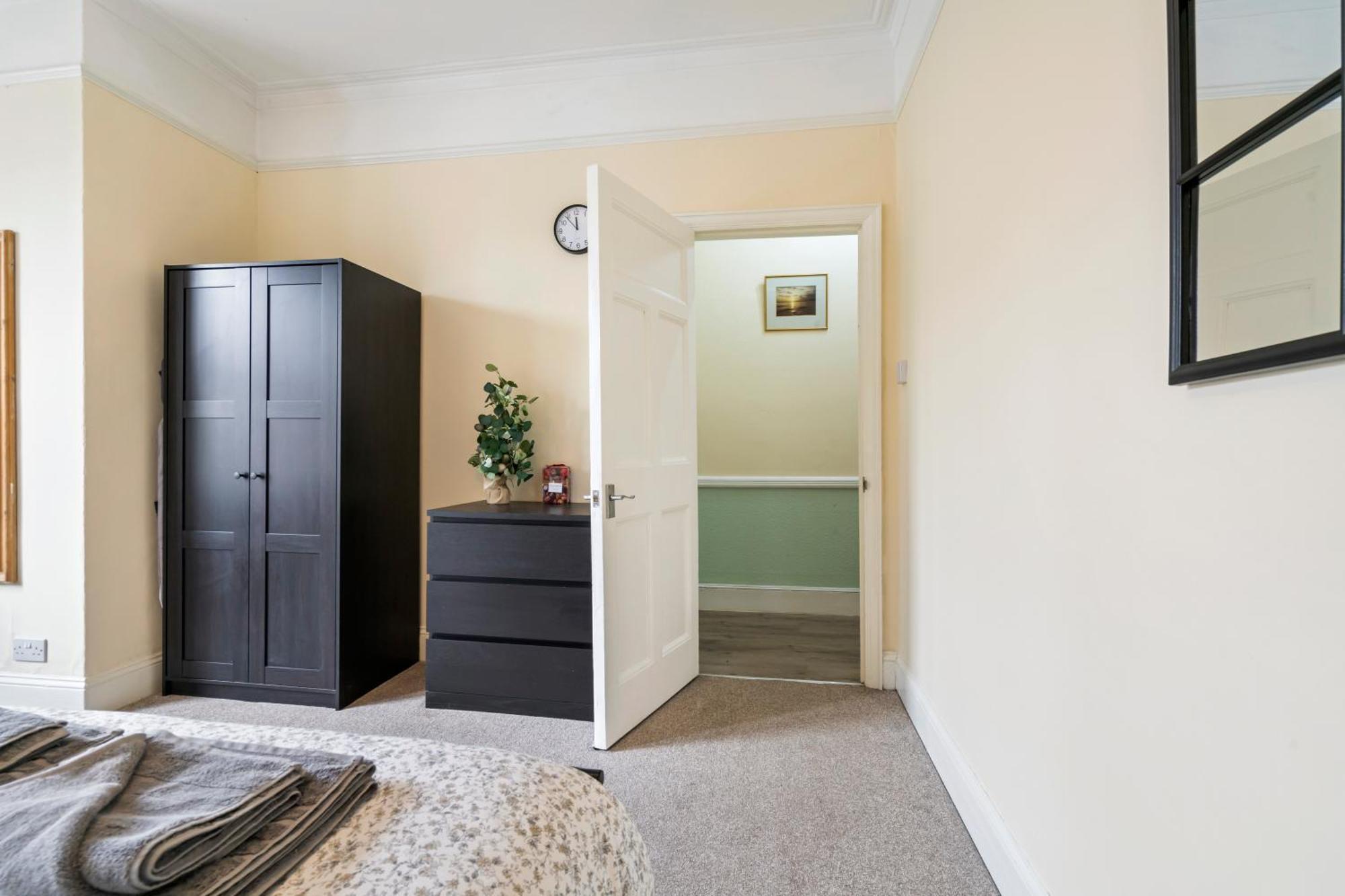 Modern 3 Bedroom Apartment In Wimbeldon Park Лондон Экстерьер фото