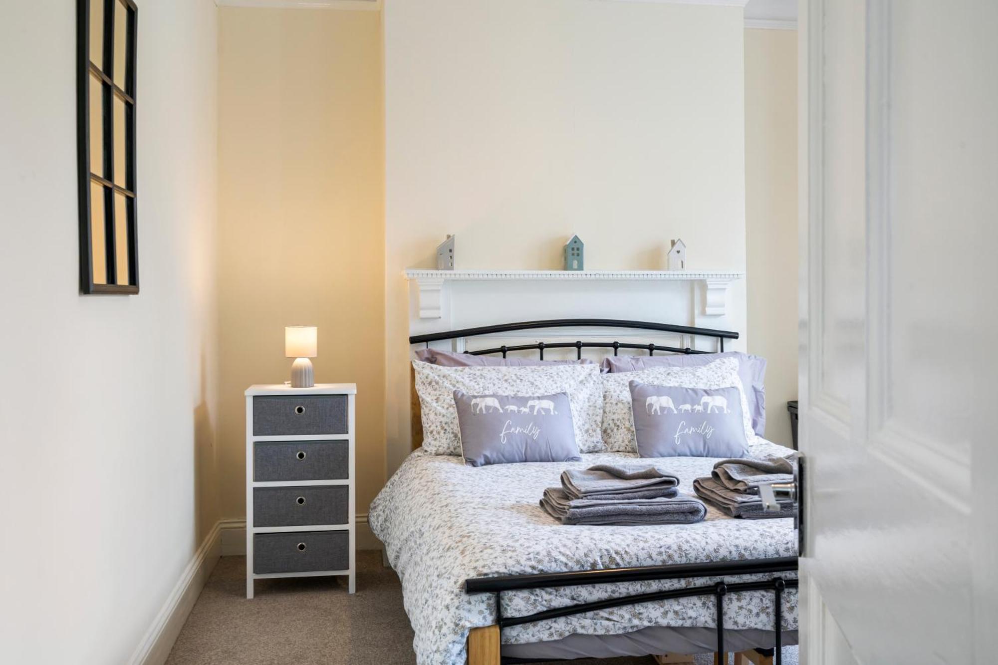Modern 3 Bedroom Apartment In Wimbeldon Park Лондон Экстерьер фото