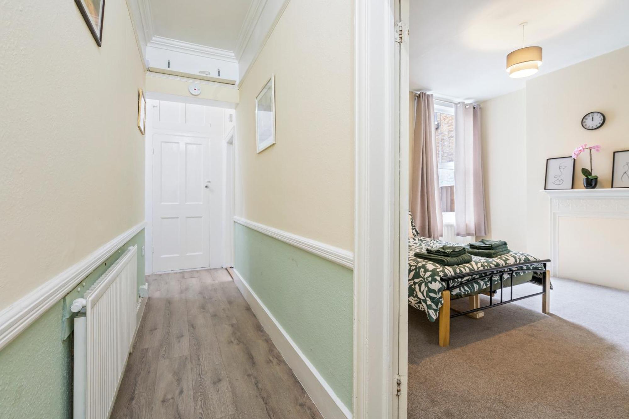 Modern 3 Bedroom Apartment In Wimbeldon Park Лондон Экстерьер фото