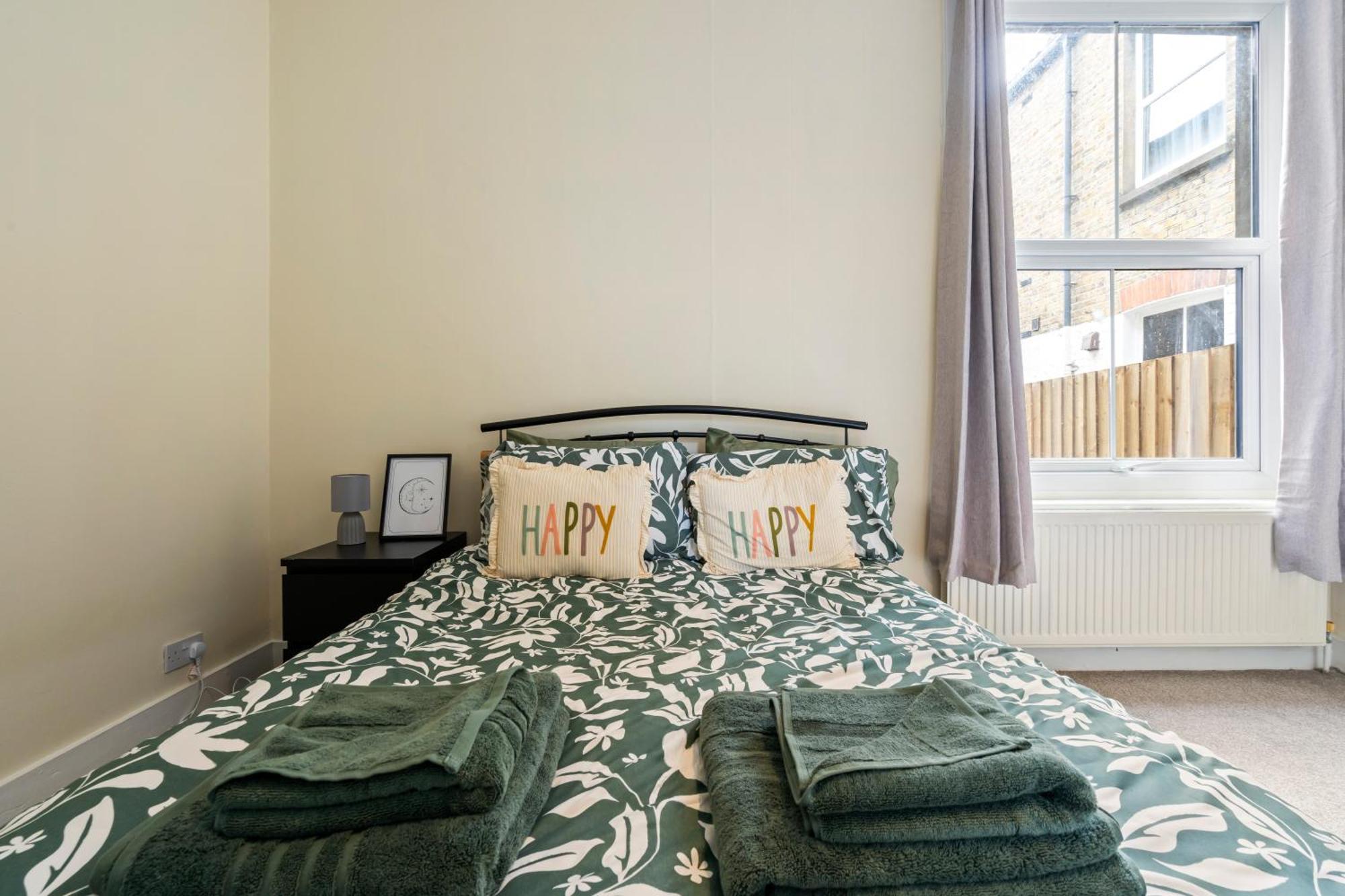 Modern 3 Bedroom Apartment In Wimbeldon Park Лондон Экстерьер фото