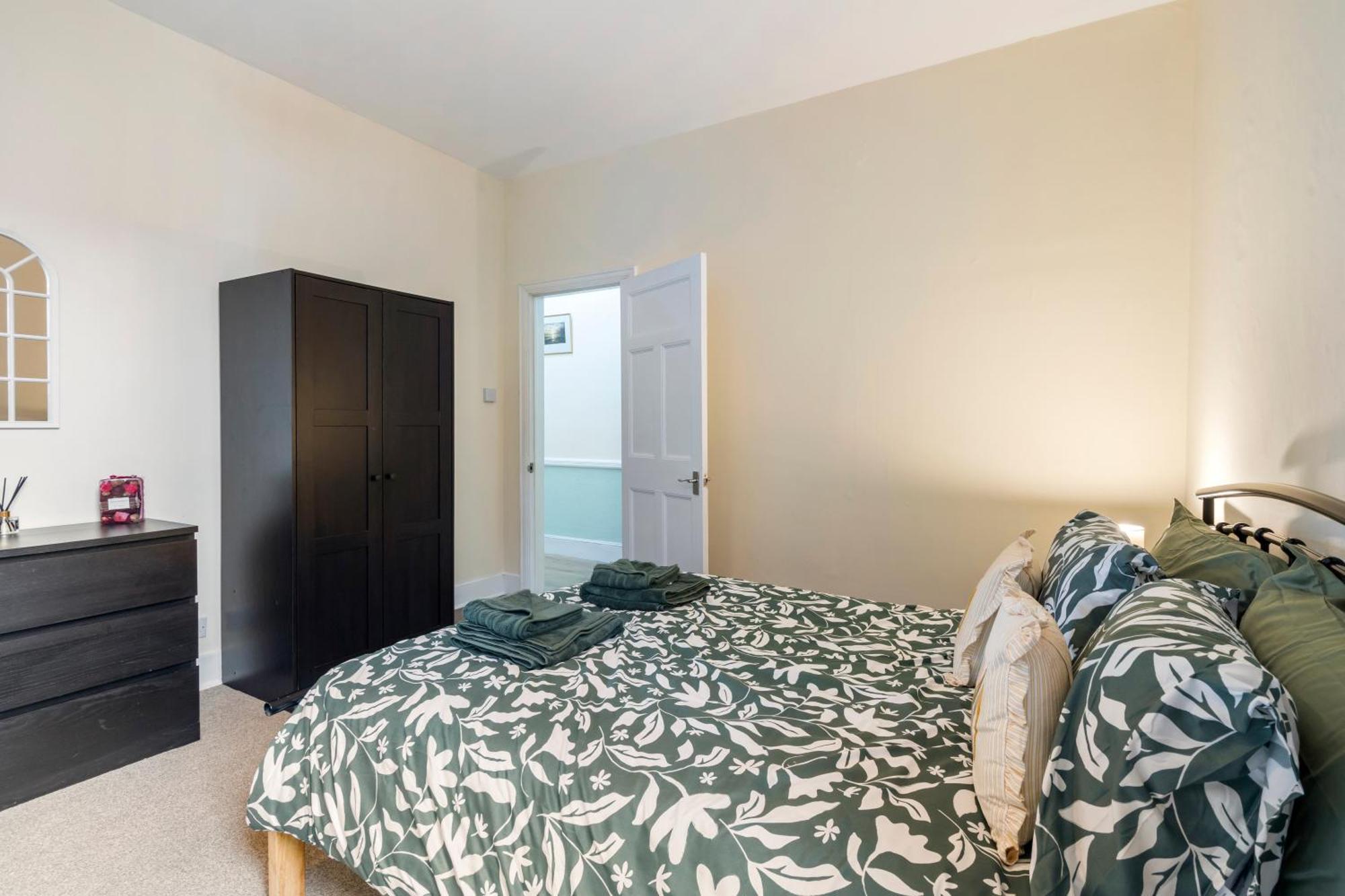 Modern 3 Bedroom Apartment In Wimbeldon Park Лондон Экстерьер фото