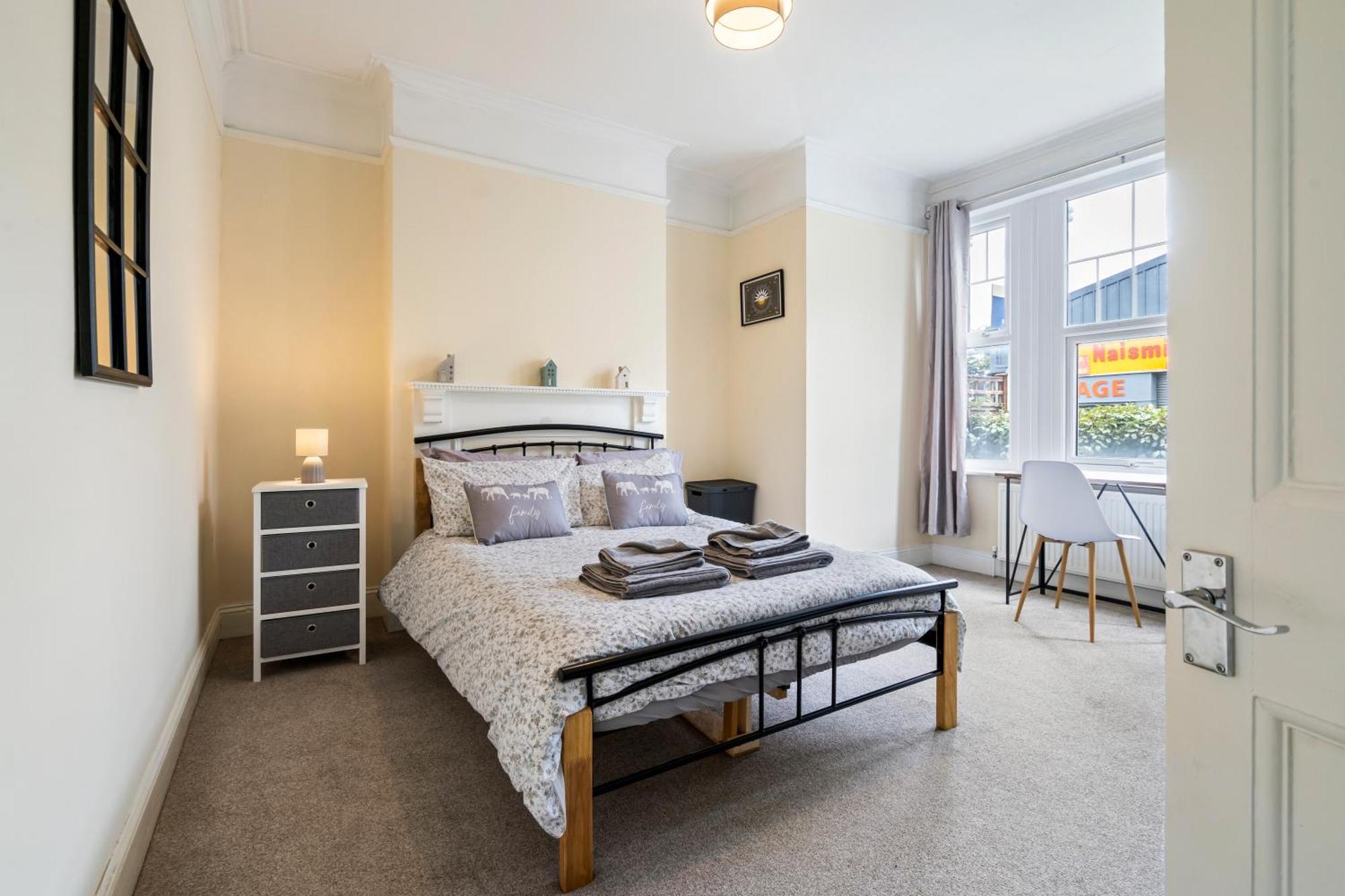 Modern 3 Bedroom Apartment In Wimbeldon Park Лондон Экстерьер фото