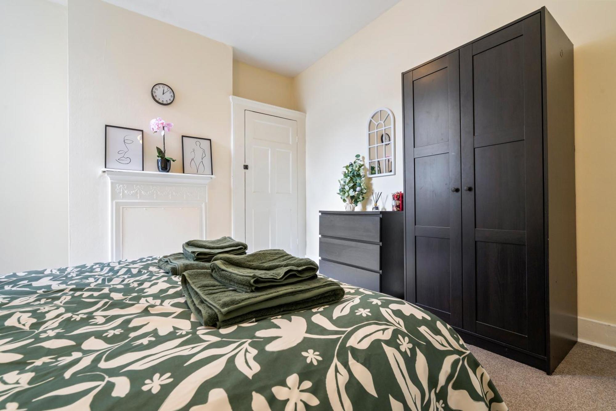 Modern 3 Bedroom Apartment In Wimbeldon Park Лондон Экстерьер фото